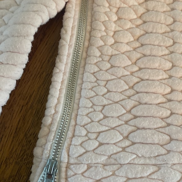 Generation Love Women’s Textured Pink Crew Neck Size Small - Picture 4 of 6